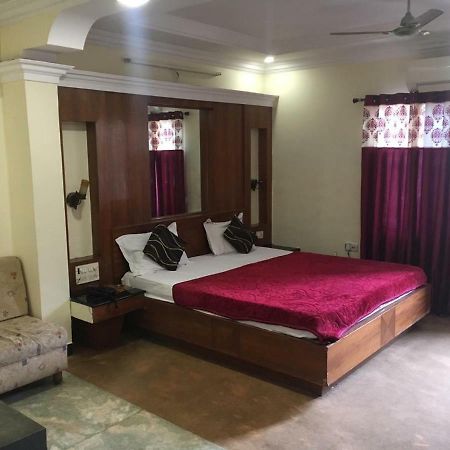 Hotel Poonam Rāipur Exteriör bild