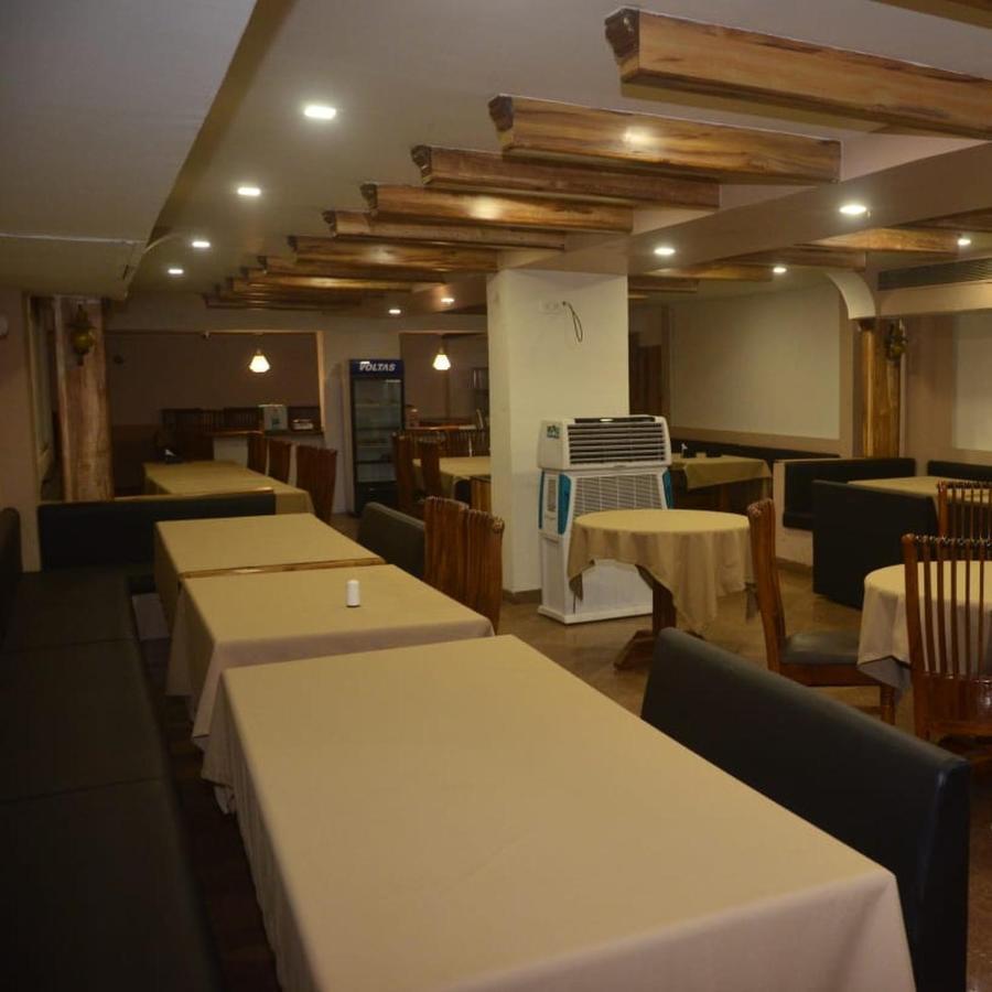 Hotel Poonam Rāipur Exteriör bild