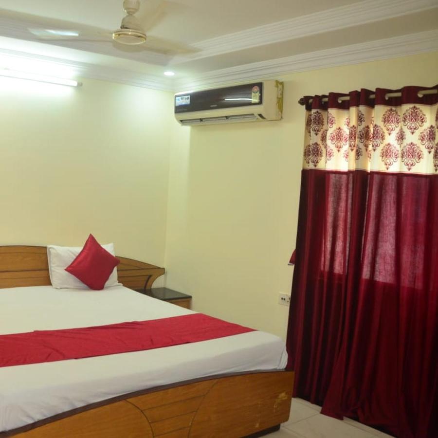 Hotel Poonam Rāipur Exteriör bild