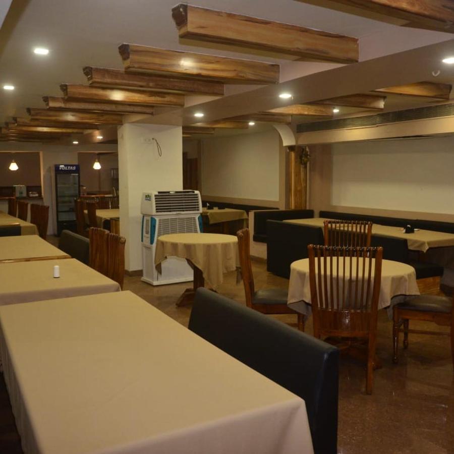 Hotel Poonam Rāipur Exteriör bild