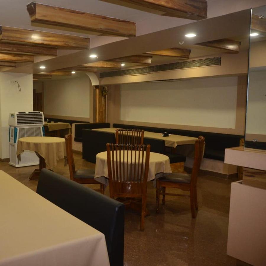 Hotel Poonam Rāipur Exteriör bild