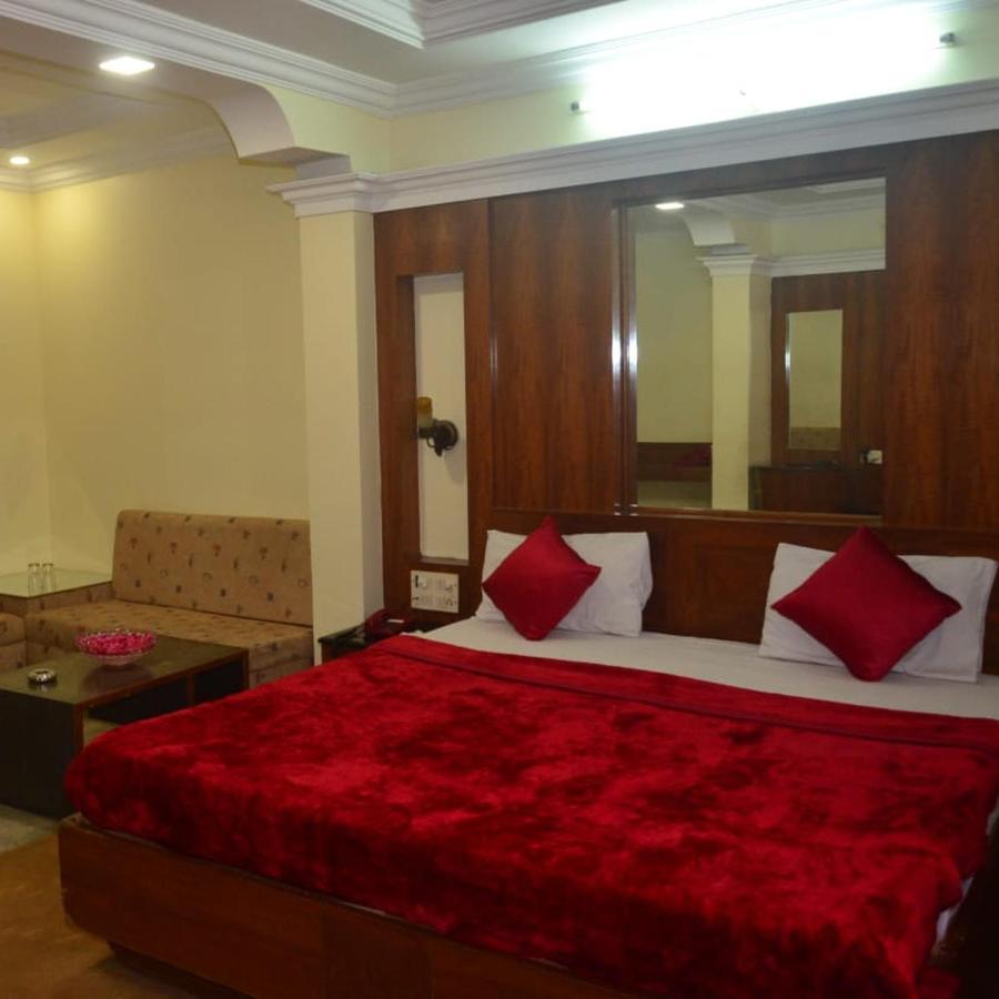 Hotel Poonam Rāipur Exteriör bild