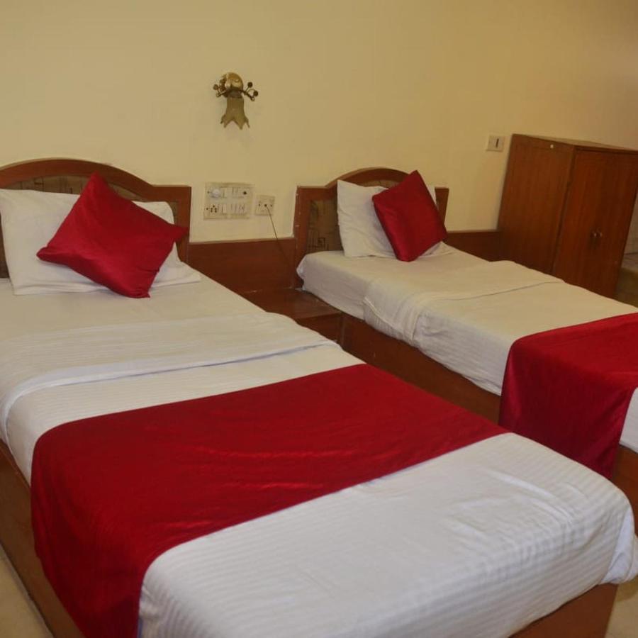 Hotel Poonam Rāipur Exteriör bild
