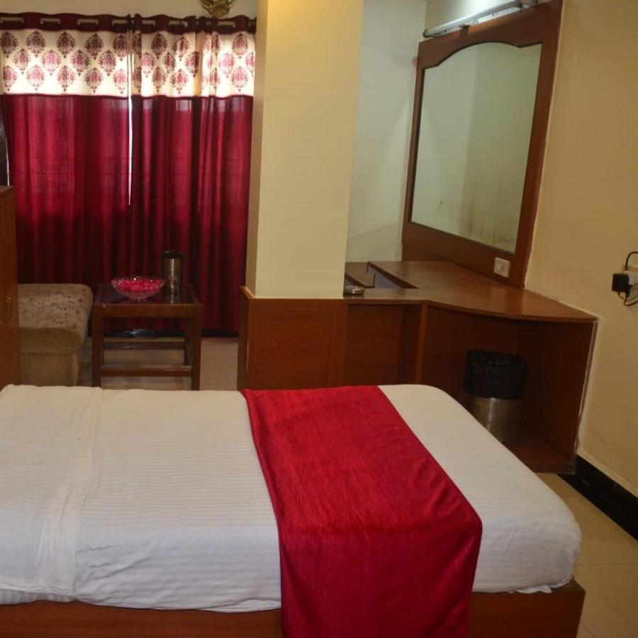 Hotel Poonam Rāipur Exteriör bild