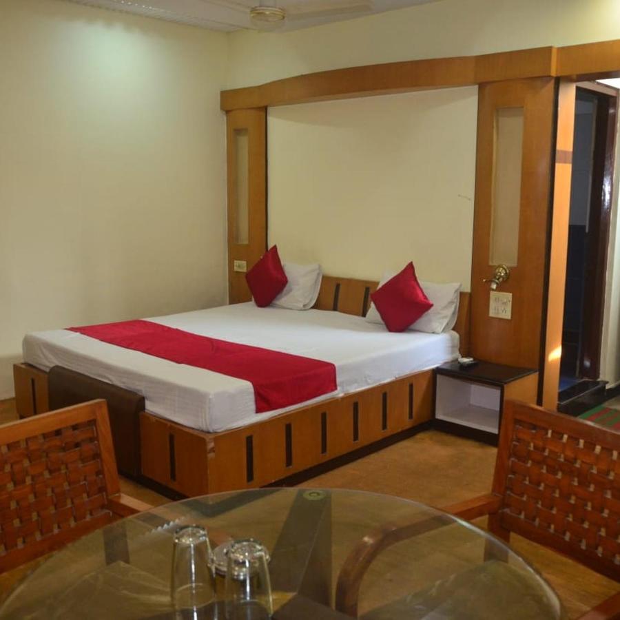 Hotel Poonam Rāipur Exteriör bild