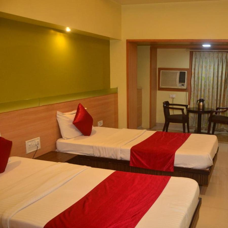 Hotel Poonam Rāipur Exteriör bild