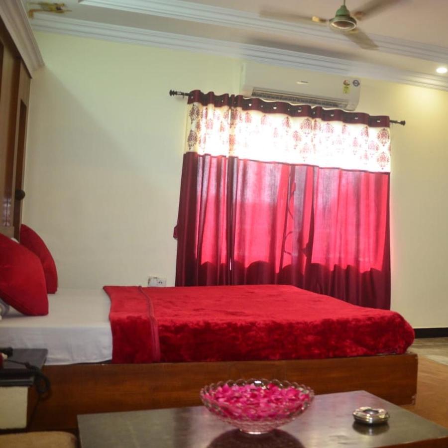 Hotel Poonam Rāipur Exteriör bild