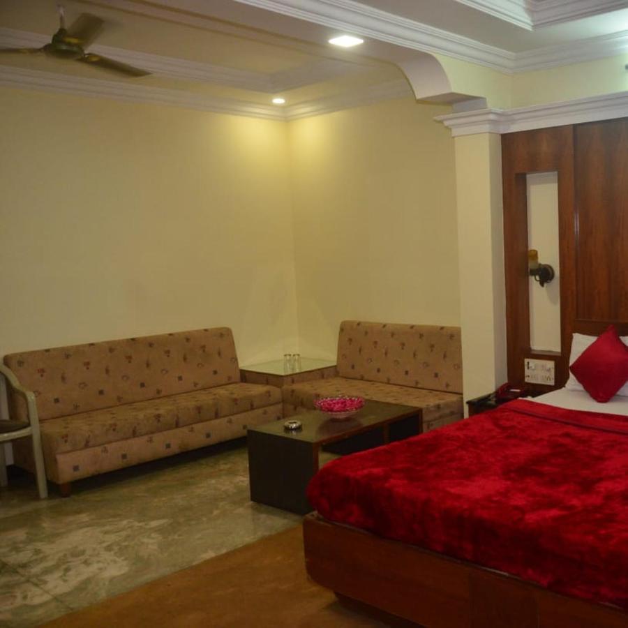 Hotel Poonam Rāipur Exteriör bild