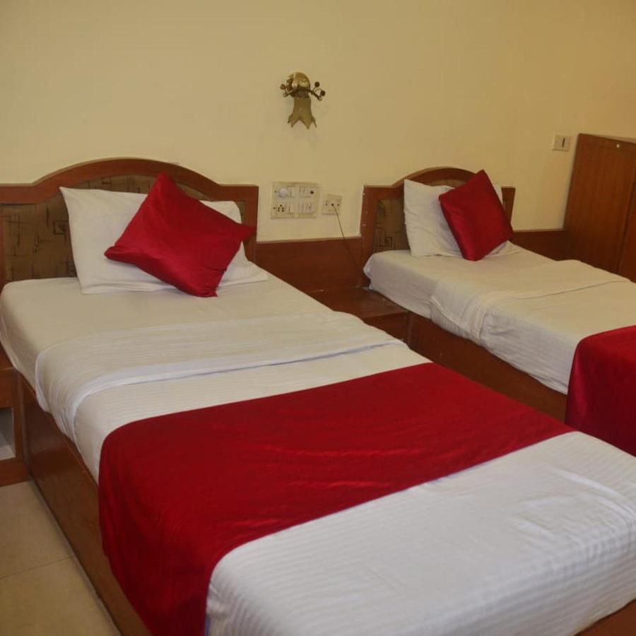 Hotel Poonam Rāipur Exteriör bild