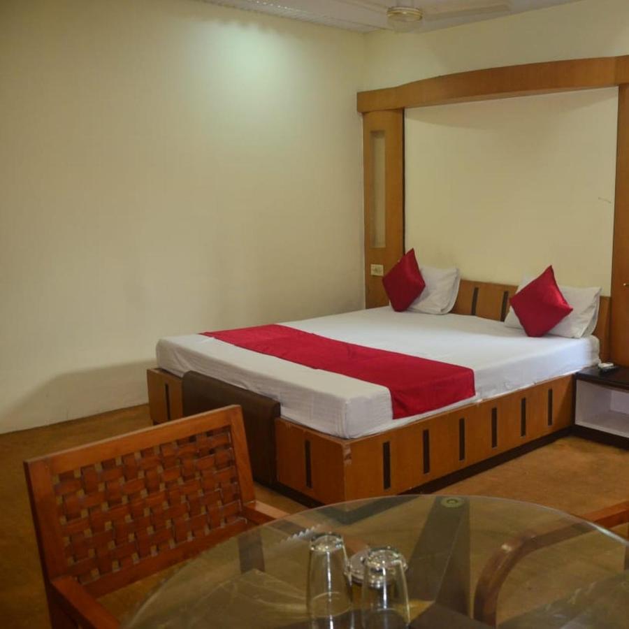 Hotel Poonam Rāipur Exteriör bild
