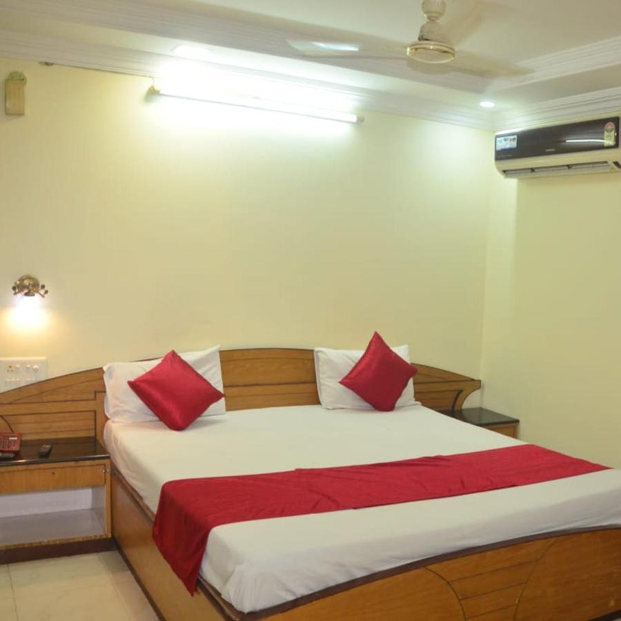 Hotel Poonam Rāipur Exteriör bild