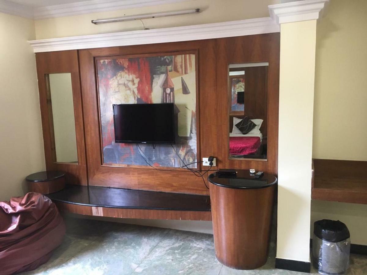 Hotel Poonam Rāipur Exteriör bild