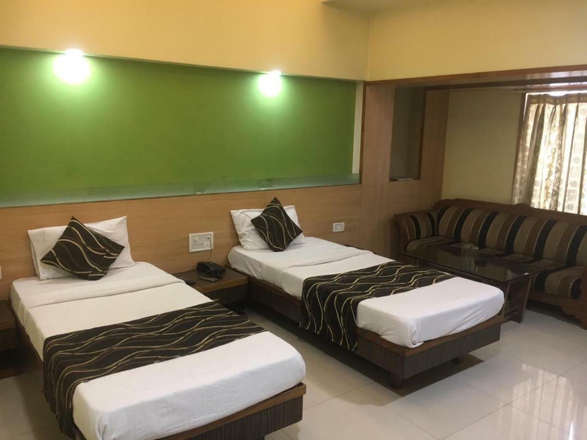 Hotel Poonam Rāipur Exteriör bild