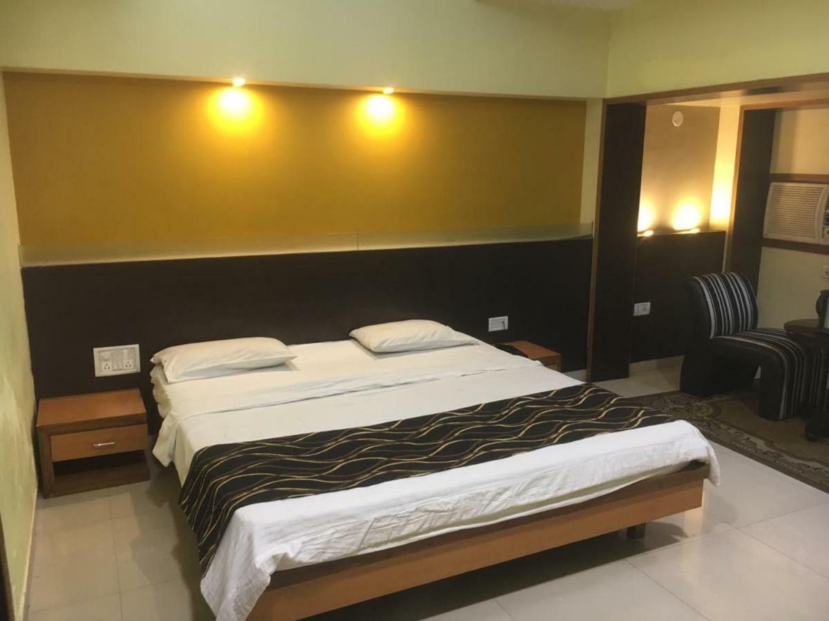 Hotel Poonam Rāipur Exteriör bild