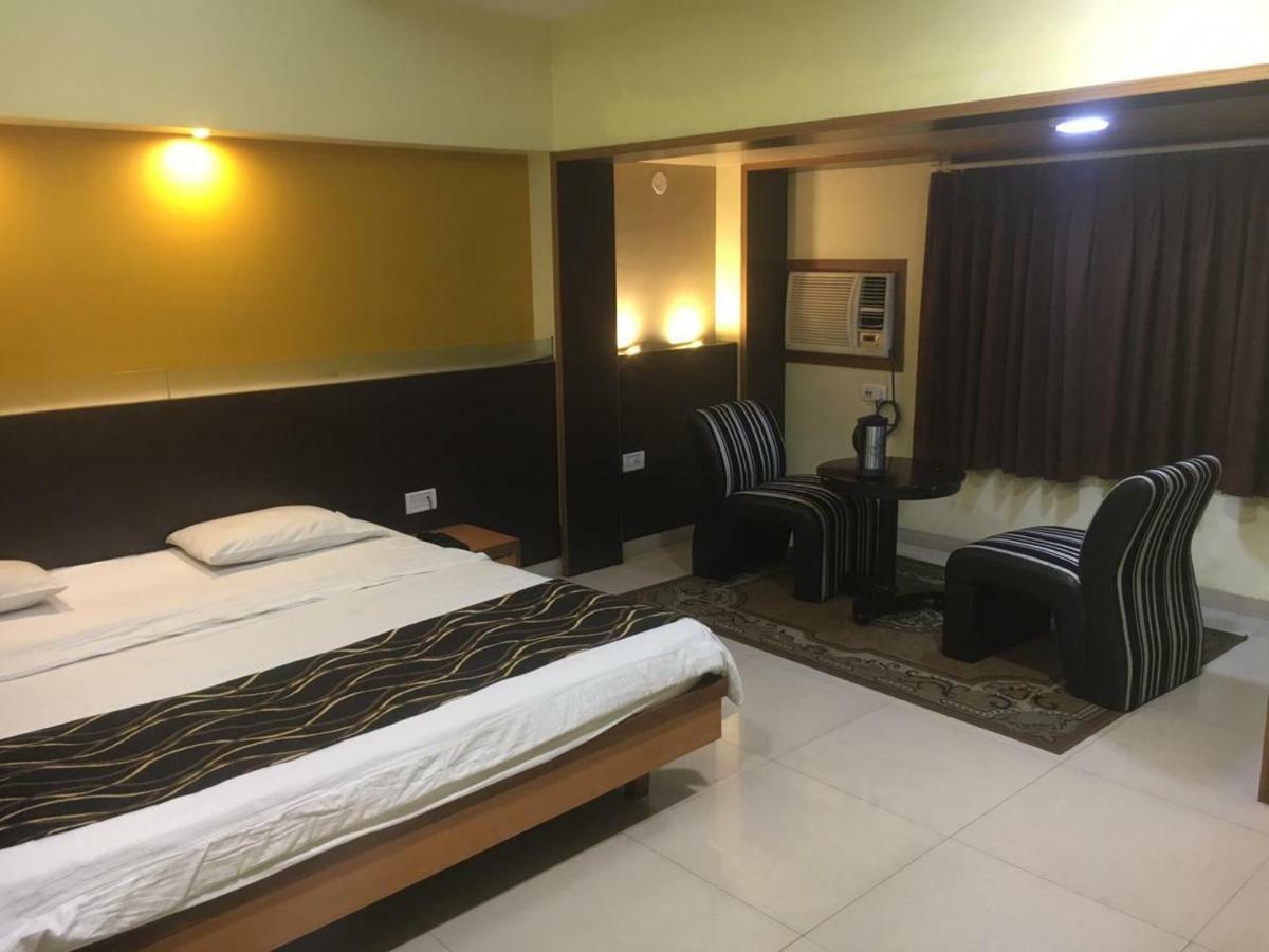 Hotel Poonam Rāipur Exteriör bild